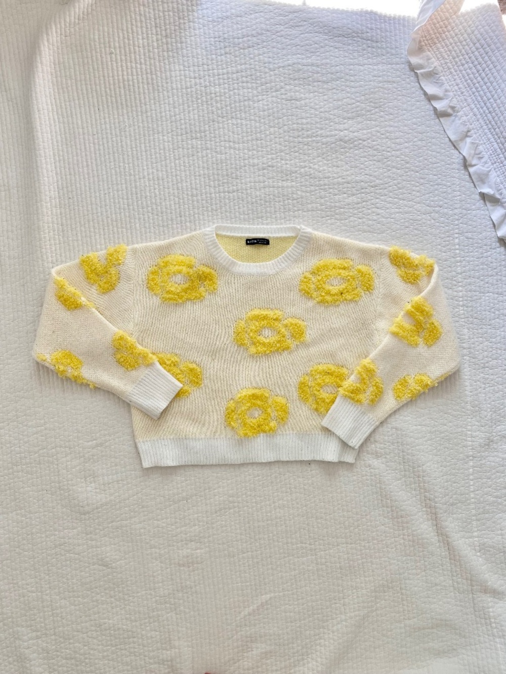 white and yellow fun 3D sweater